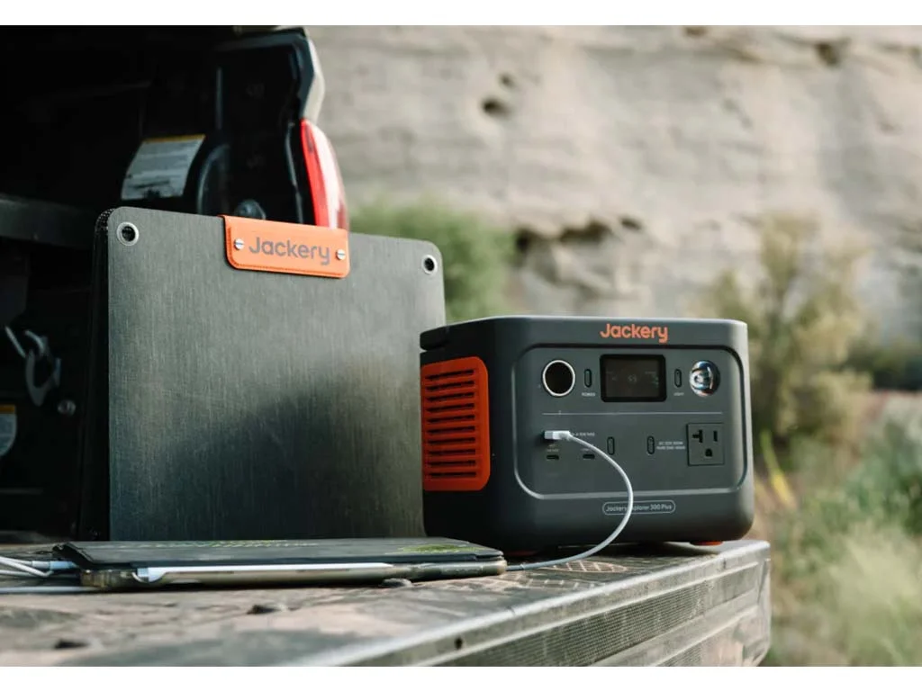 Using the Jackery Explorer 300 Plus while solar charging